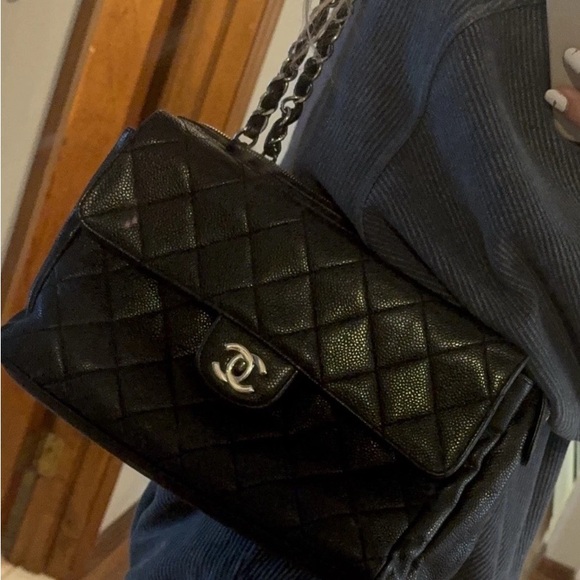 CHANEL VINTAGE Black caviar leather Quilted Shoulder Bag with Silver Accents - Picture 11 of 13